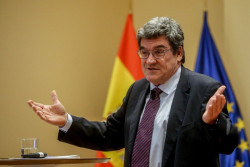 El ministro Escriv&aacute;, que no tiene mucho que hacer, viaja a Cantabria para visitar el buque hospital Juan de la Cosa
