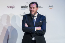 El ministro tuitero Puente se enfrenta con Ryanair en lugar de arreglar el problema de las tasa de AENA 