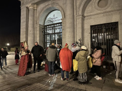  El `obispo de la Loter&iacute;a, el c&aacute;ntabro Juan Manuel L&oacute;pez, entre los primeros en entrar al Teatro Real