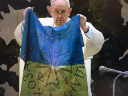 El Papa besa una bandera reci&eacute;n llegada de Bucha y condena las "atrocidades" cometidas durante la guerra en Ucrania