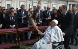 El Papa Francisco aparece en la Plaza de San Pedro al final de la misa: "Buen Domingo de Ramos, buena Semana Santa"