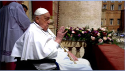 El Papa imparte la bendici&oacute;n `Urbi et Orbi` y desea "buena Pascua" desde el balc&oacute;n de la bas&iacute;lica de San Pedro