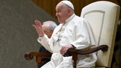 El Papa invita a llevar la esperanza de la Pascua a las v&iacute;ctimas de la guerra y mujeres "humilladas y asesinadas"