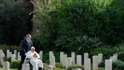 El Papa pide "la paz" frente a las "guerras de hoy" en las que hay "tantos inocentes muertos"