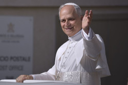 El Papa pide mirar como "pr&oacute;jimo" a cualquier persona sin importar nacionalidad en su primera misa en Castel Gandolfo