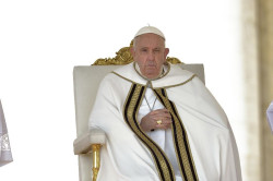 El Papa pide que las homil&iacute;as no duren m&aacute;s de 8 minutos porque sino la gente "se duerme": "Los sacerdotes hablan mucho"