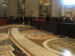 El Papa: "Quisiera que nos uni&eacute;ramos a quienes, aqu&iacute; a nuestro lado, rinden homenaje a Benedicto XVI"