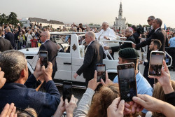 El Papa reza por la paz desde F&aacute;tima y pide una Iglesia "de puertas abiertas" que acoge "a todos, sin exclusi&oacute;n"