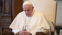 El Papa sale del hospital: "Sigo todav&iacute;a vivo"