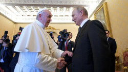 El Papa sigue haciendo el rid&iacute;culo en lugar de plantarse en Moscu y exigir a  Putin que pare la guerra coloca una   mujer rusa y una ucraniana llevando  la Cruz