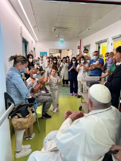 El Papa visita a los ni&ntilde;os del servicio de oncolog&iacute;a y neurocirug&iacute;a pedi&aacute;trica del hospital Gemelli de Roma
