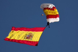 El paracaidista del Ej&eacute;rcito del Aire aterriza con &eacute;xito con la bandera pese a una "incidencia" al desplegar la ense&ntilde;a