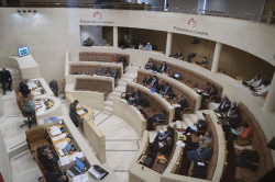 El Parlamento aprueba por unanimidad impulsar medidas que mejoren la econom&iacute;a de Cantabria