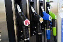 El precio de los carburantes suma todo agosto de ca&iacute;das y marca nuevos m&iacute;nimos del verano