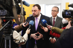 El presidente de Asturias dice que "tiene que haber ceses" tras el error en los trenes para el Principado y Cantabria