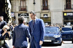 El presidente de Catalu&ntilde;a Aragon&egrave;s recibe a S&aacute;nchez en la entrada del Palau de la Generalitat para hablar de la investidura de Illa y de Puigdemont