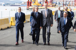 El presidente del Puerto de Santander Francisco Martin muestra al Rey el Puerto en su 150 aniversario, sus proyectos, ejecuciones y futuro 