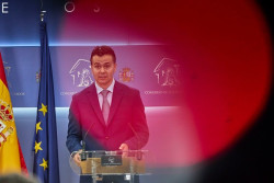 El PSOE conf&iacute;a que los comunistas de su Gobierno votaran el rearme pactado con la OTAN