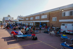El pueblo de Zahara de los Atunes se vuelca con los evacuados por el incendio de Tarifa