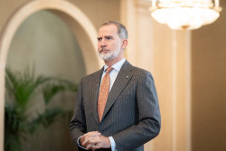 El Rey asisti&oacute; este s&aacute;bado a la toma de posesi&oacute;n del presidente electo de Uruguay Yamand&uacute; Orsi y no le acompa&ntilde;&oacute; ning&uacute;n ministro porque m&aacute;s vale ir solo que mal acompa&ntilde;ado