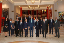 El Rey, con iron&iacute;a, anima a los j&oacute;venes a afianzar la "historia de &eacute;xito" de Espa&ntilde;a y mantener la "solidez de las instituciones"