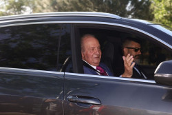 El Rey em&eacute;rito abandona Zarzuela tras una visita de once horas