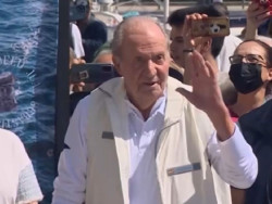 El Rey Juan Carlos , aclamado a su llegada al n&aacute;utico de Sanxenxo (Pontevedra) con v&iacute;tores de "&iexcl;Viva el rey!" y "&iexcl;Viva Espa&ntilde;a!"