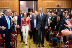 El Rey llama a tener en cuenta "la voz de -toda- la sociedad"