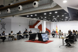 El Rey preside por primera vez la reuni&oacute;n del comit&eacute; de crisis tras los estragos de la DANA
