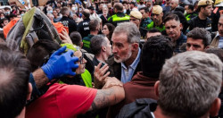 El Rey se queda solo dando la cara mientras Sanchez huye, "ya sabe lo que es el fango de verdad"