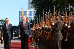 El Rey, solo ante el peligro, recibido por el presidente de Letonia junto a la primera ministra y dos ministros en el inicio de su visita