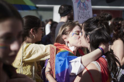 El secretario general de los obispos afirma que ser homosexual "no es pecado ni es delito"