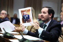 El senador del PP que interrog&oacute; a S&aacute;nchez dice que analizar&aacute;n llevarle a los tribunales: "Fue acorralado por la verdad"