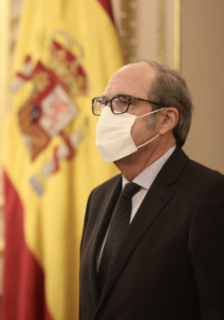 El socialista Gabilondo con el t&iacute;tulo de Defensor del Pueblo, dice que "actuar&aacute;  si lo ordena el PSOE contra la Iglesia por  abusos 