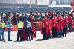 El TS reitera al Gobierno que debe hacerse cargo de los menores de Canarias pese a los problemas invocados con las CCAA
