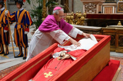 El Vaticano cifra en unas 250.000 las personas que se han despedido del Papa Francisco en la Bas&iacute;lica de San Pedro