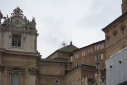 El Vaticano instala la chimenea que anunciar&aacute; el nuevo Papa desde la Capilla Sixtina