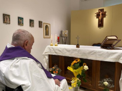 El Vaticano publica la primera imagen del Papa Francisco desde que fue ingresado hace m&aacute;s de un mes