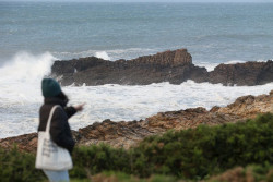 El viento y las olas pondr&aacute;n ma&ntilde;ana en aviso a una docena de provincias, cinco en nivel naranja por oleaje