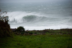 El viento y las olas pondr&aacute;n ma&ntilde;ana en riesgo al noroeste peninsular y la lluvia al oeste del sistema Central