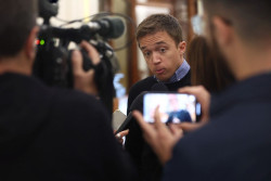 Errej&oacute;n mantiene la teoria de S&aacute;nchez m&aacute;s impuestos para que no vengan los ricos y vayan a Portugal a invertir