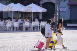 Espa&ntilde;a registra r&eacute;cord de turistas hasta agosto, con 64,3 millones, y el gasto se eleva a 86.471 millones, un 17,6% m&aacute;s