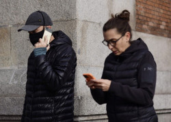 Espa&ntilde;a suma 10.854 casos y 335 muertes con COVID-19 este fin de semana, mientras la incidencia baja de 2.000