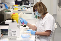 Espa&ntilde;a suma 42.989 casos y 304 muertes con COVID-19, mientras la incidencia en mayores baja a 617