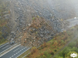 Evac&uacute;an 145 turismos, 14 camiones y dos autobuses que quedaron atrapados en la AP-66 por el argayo