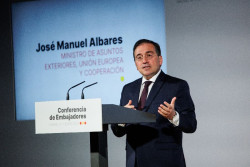 Exteriores  retira  s&iacute;mbolos franquistas de embajadas y consulados &iquest;y de las catalanas tambi&eacute;n?