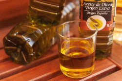 Facua denuncia en la CNMC a ocho supermercados por un posible pacto de precios en el aceite de oliva