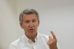 Feij&oacute;o acusa al Gobierno de llegar tarde ante los incendios y pide denunciar "cualquier movimiento sospechoso" en montes