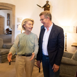 Feij&oacute;o denuncia ante Von der Leyen la "estafa" de la amnist&iacute;a y le agradece "comprometerse" con el Estado de Derecho