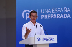 Feij&oacute;o sostiene que "tener un hijo no puede ser un lujo" y presenta una bater&iacute;a de medidas para fomentar la natalidad